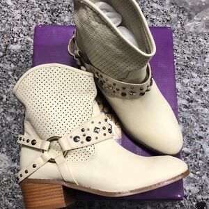 Twiggy London Cream Leather Suede Studded Western Boots 2”BlockHeels NEW IN BOX
